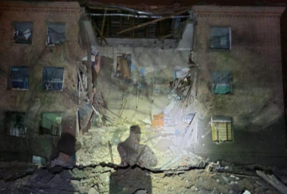 Ракетний удар росіян по Харкову: відомо про руйнування житлового будинку, під завалами люди Ракетний удар росіян по Харкову: відомо про руйнування житлового будинку, під завалами люди