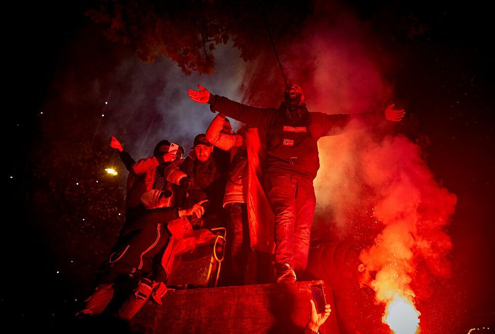 Футбольні фанати зчинили безлад і сутички на вулицях Парижа