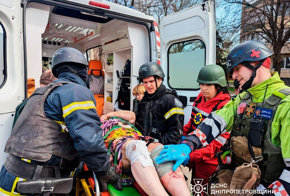 Число раненых в Кривом Роге выросло до 7 человек: спасатели показали новые кадры