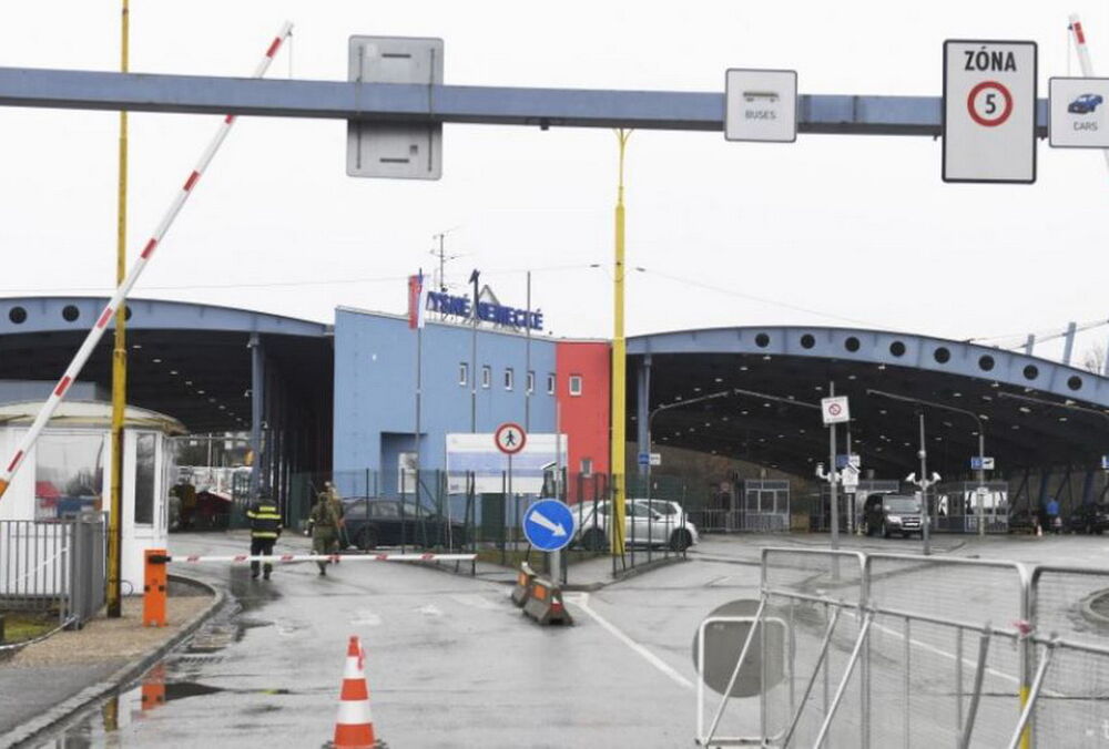 Словакия все-таки заблокировала пункт пропуска с Украиной и угрожает полностью перекрыть проезд