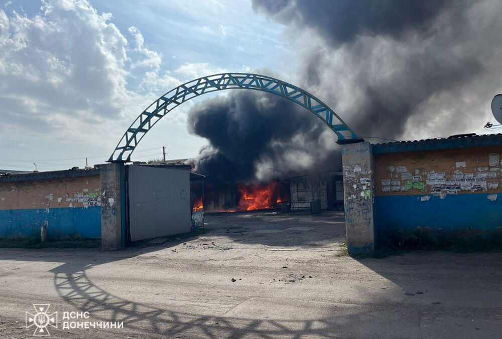 Росіяни двічі вдарили по ринку у Мирнограді, вдруге під час ліквідації пожежі