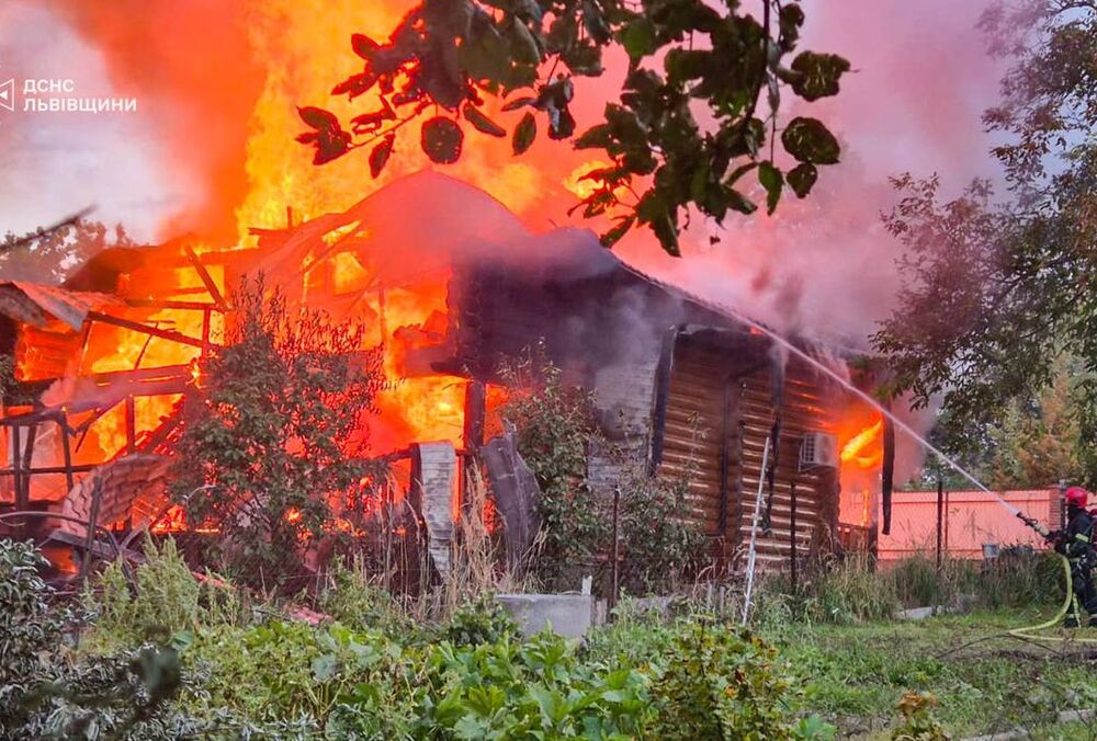 У ДСНС показали кадри руйнувань після російської атаки на Львів