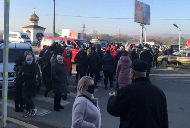 В Черновцах - протесты против карантина выходного дня: сотни предпринимателей перекрыли дорогу, - ВИДЕО
