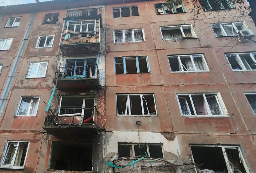 Россияне дроном ударили по многоэтажке в Донецкой области.