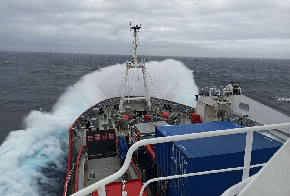 Українські полярники показали фантастичні фото з експедиції на криголамі