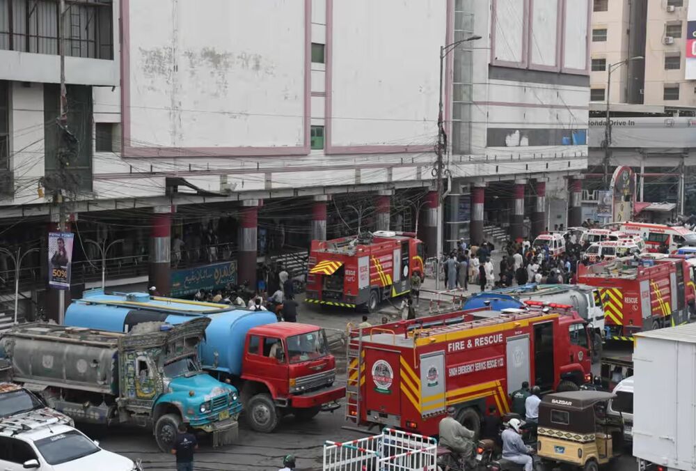 У Пакистані під час пожежі в торговельному центрі загинуло понад 10 людей