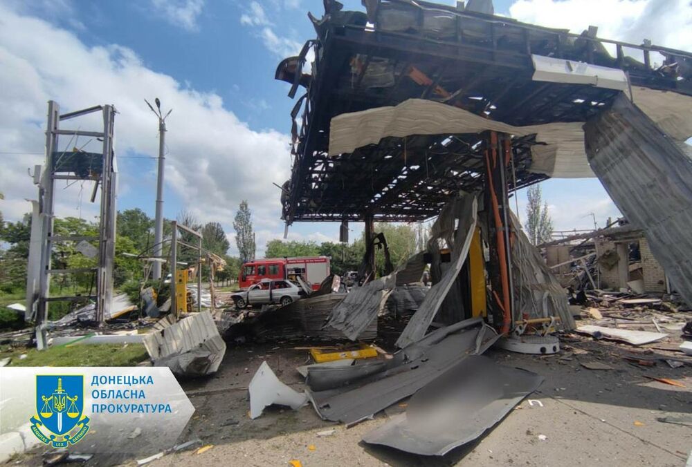 Російські окупанти скинули авіабомбу на АЗС у Торецьку