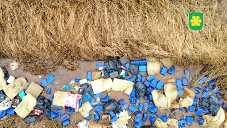 В реку под Киевом сбросили несколько тысяч канистр с химикатами