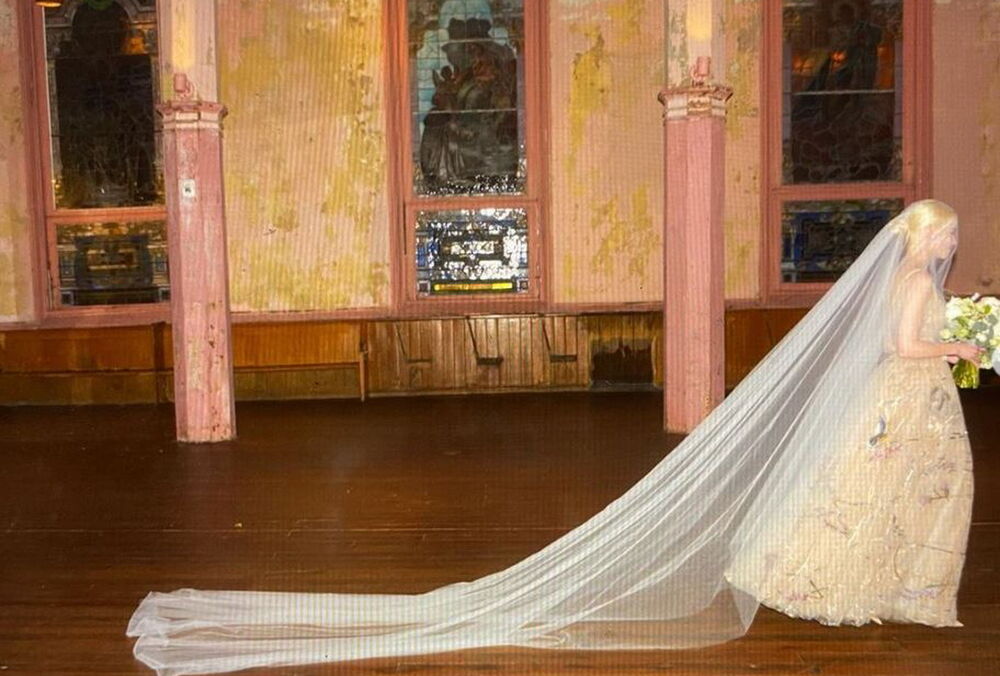 Зірка серіалу ”Хід королеви” вперше показала фото свого таємного весілля