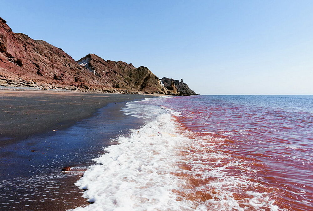 В Ірані на острові Ормуз після сильної зливи потекли криваві річки: відео