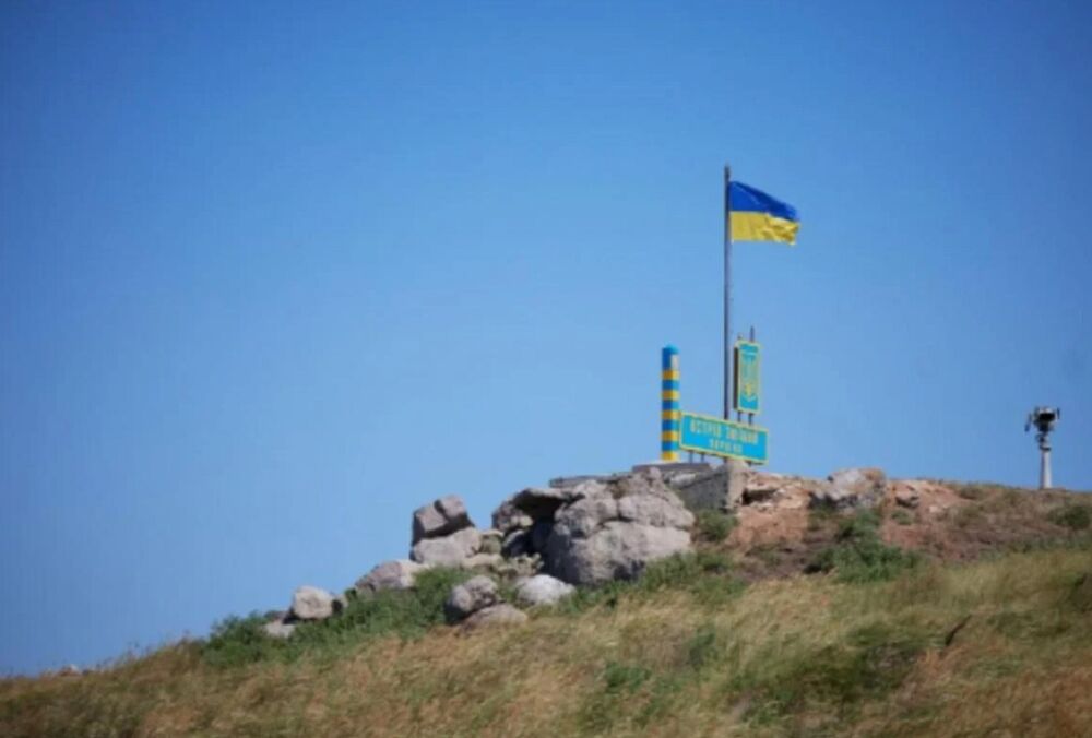 Россияне на рассвете атаковали бомбой остров Змеиный: в ОК ”Юг” рассказали детали 