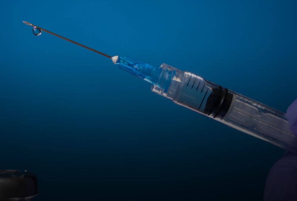 В Україні дозволили третю дозу вакцини від ковіду: хто отримає щеплення