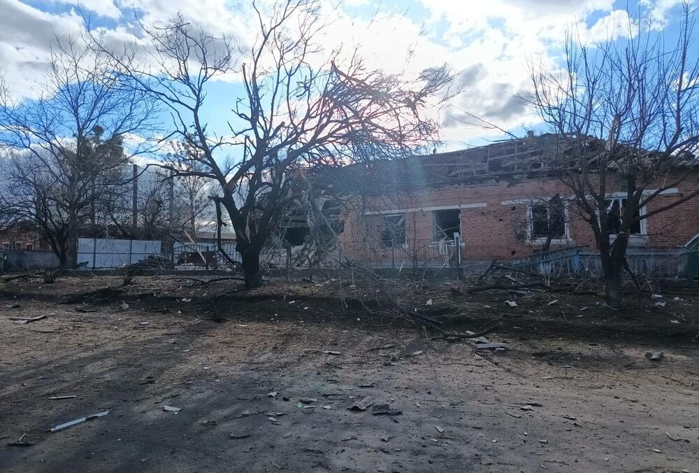 Россияне сбросили КАБ на дом в Сумской области: есть погибшие