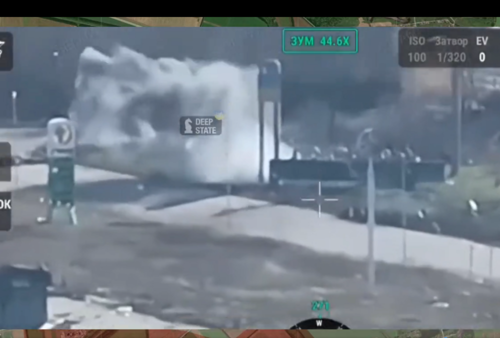 Российский триколор на стеле ”Покровск” провисел около часа и был уничтожен: видео