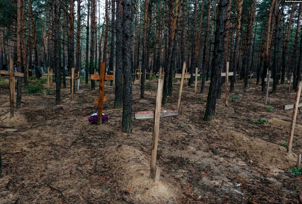 В Изюме нашли массовое захоронение с более 440 могилами и пыточную: фото и видео В Изюме нашли массовое захоронение с более 440 могилами и пыточную: фото и видео