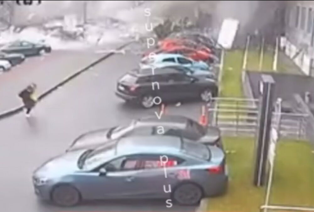 Момент удара российской ракеты по клинике в Запорожье попал на камеру: видео