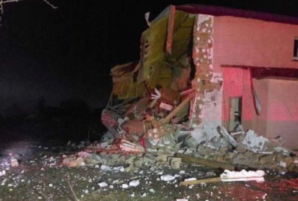 Через нічну атаку в Київській області пошкоджено електромережі та будинки