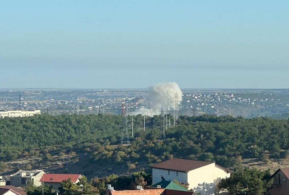 В Севастополе снова взрывы: над городом виднеется дым