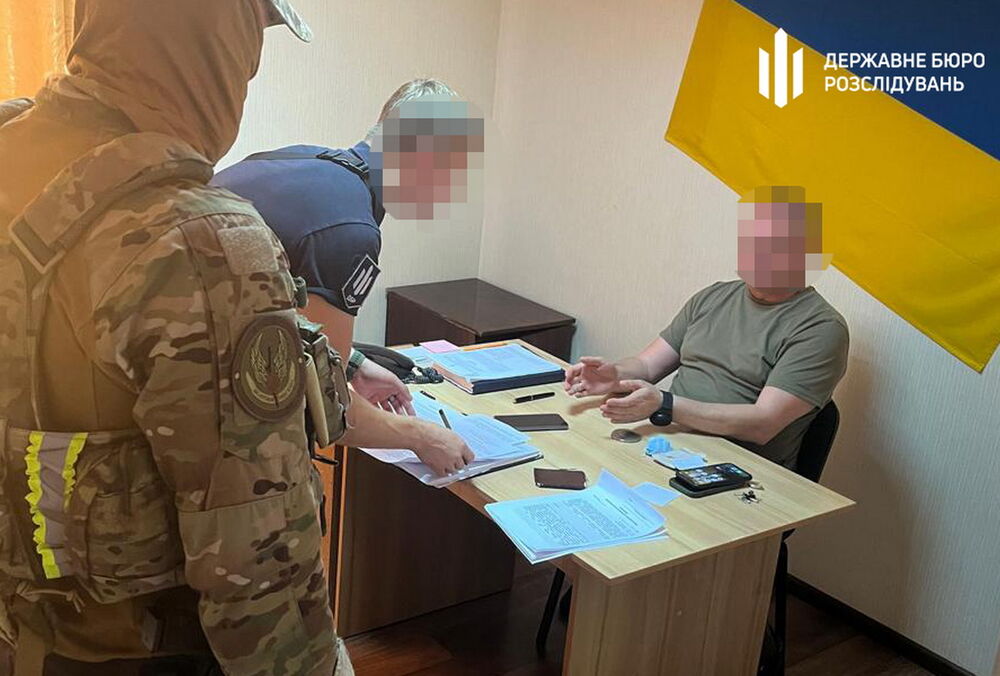 Затриманий воєнком, який незаконно виплатив мільйон премії підлеглим та допомагав бандитам