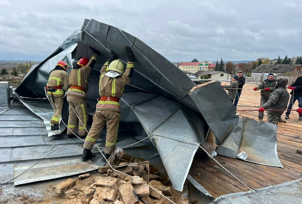 Ветер сорвал крышу с Дубенского замка: фото