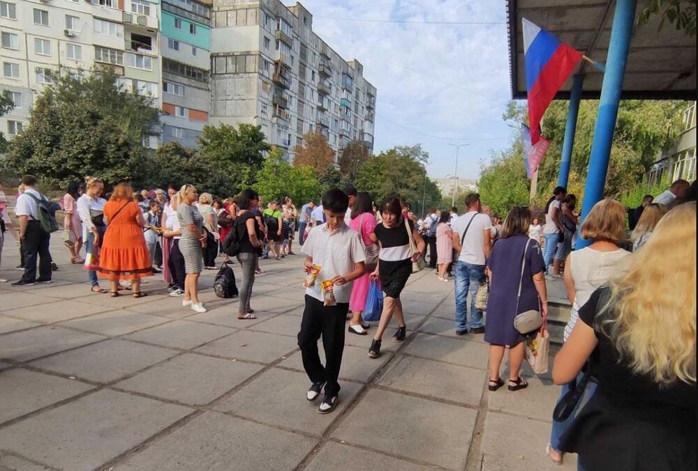 Жители Мариуполя из-за отсутствия воды и света вышли на митинг Жители Мариуполя из-за отсутствия воды и света вышли на митинг