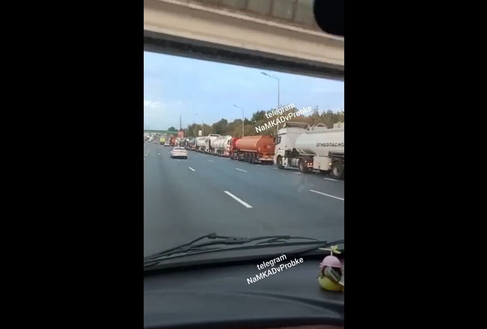 Россияне вывозят топливо с Московского НПЗ в Капотне после атаки дронов