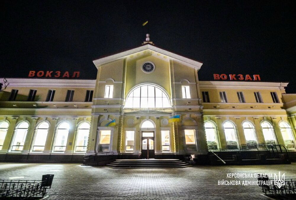 В Херсон прибыл первый поезд. В городе заработали пункты обогрева и связи