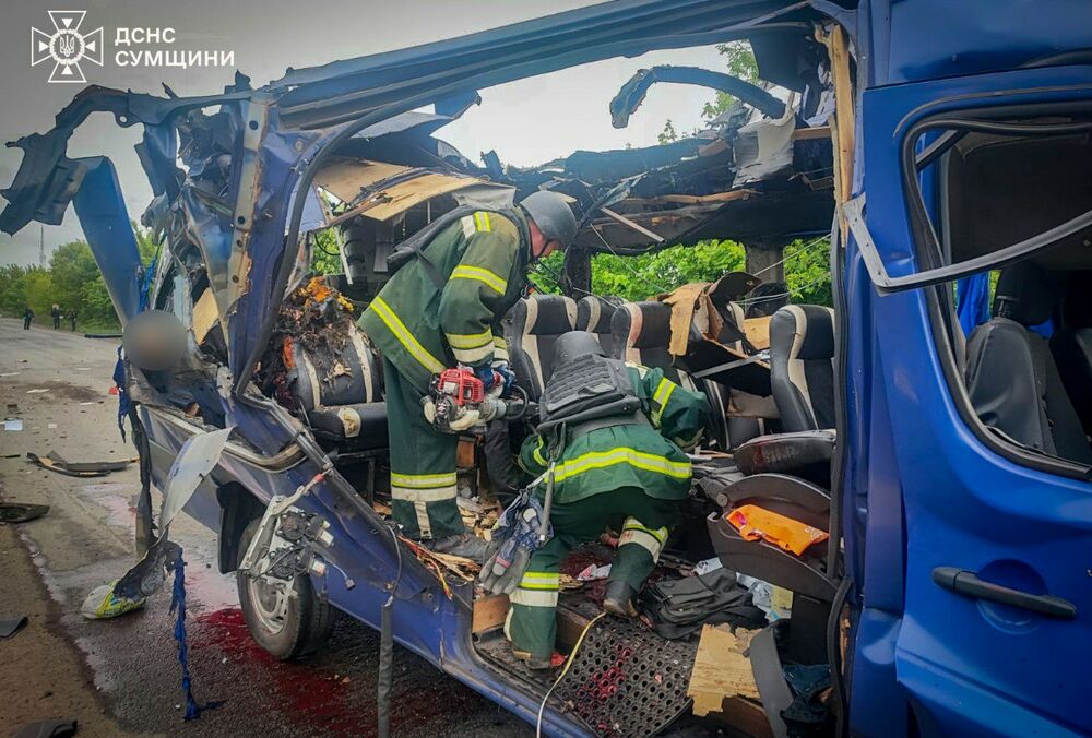 Макрон заявив, що Трамп має відреагувати на російський удар по автобусу в Сумській області