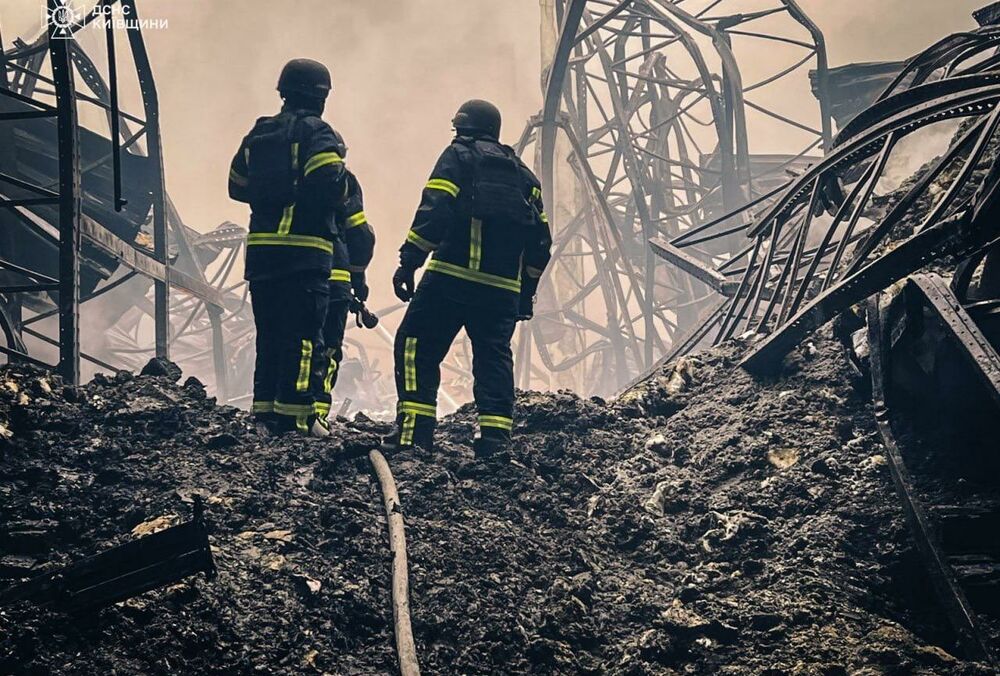 Внаслідок вчорашньої атаки БПЛА згорів склад ”Сільпо” у Київській області: фото, відео