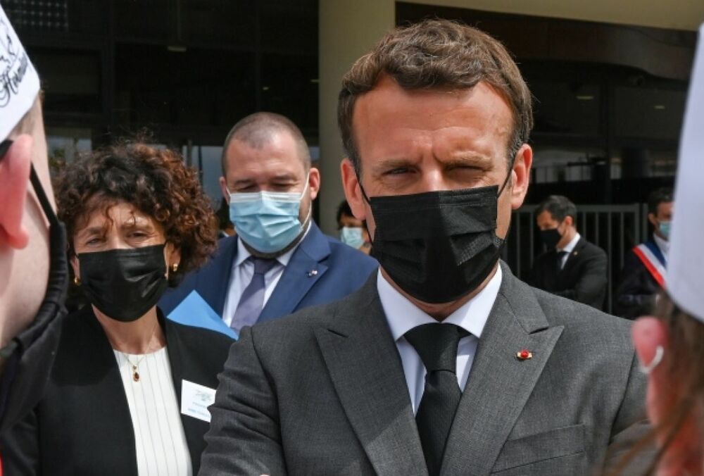 Французский суд озвучил приговор за пощечину Макрону