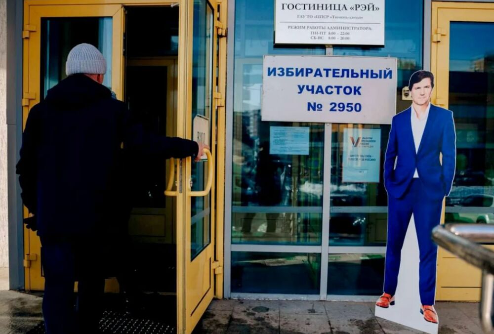 ”Выборы” в России: на избирательном участке заметили картонного Такера Карлсона