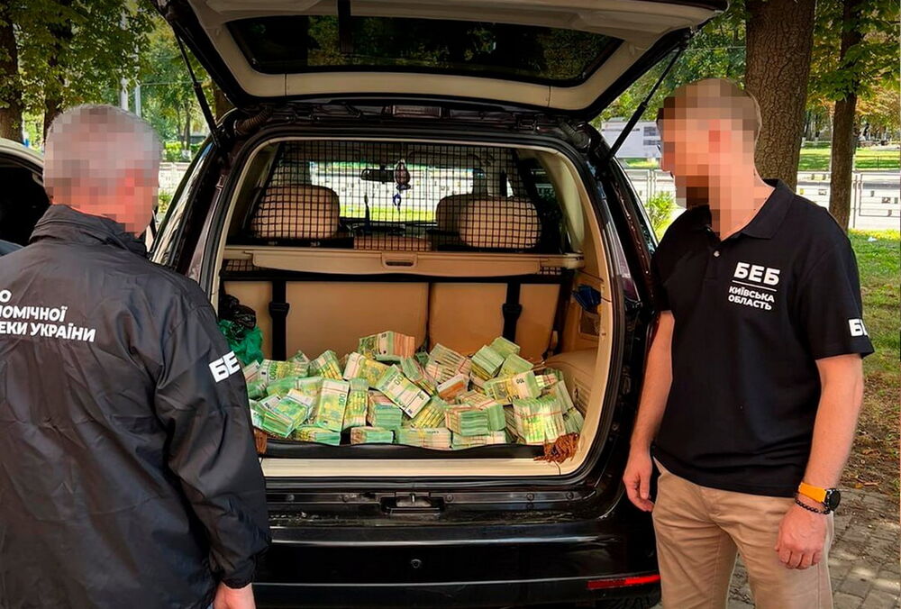 В багажнике бухгалтера компании, которая поставляет продукты для Минобороны, нашли €4,7 млн ​​”черного” нала