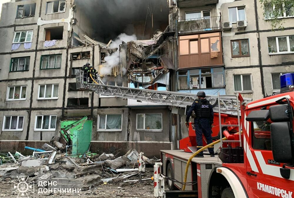 Российский дрон атаковал жилую пятиэтажку в Белозерском, под завалами люди: фото Российский дрон атаковал жилую пятиэтажку в Белозерском, под завалами люди: фото