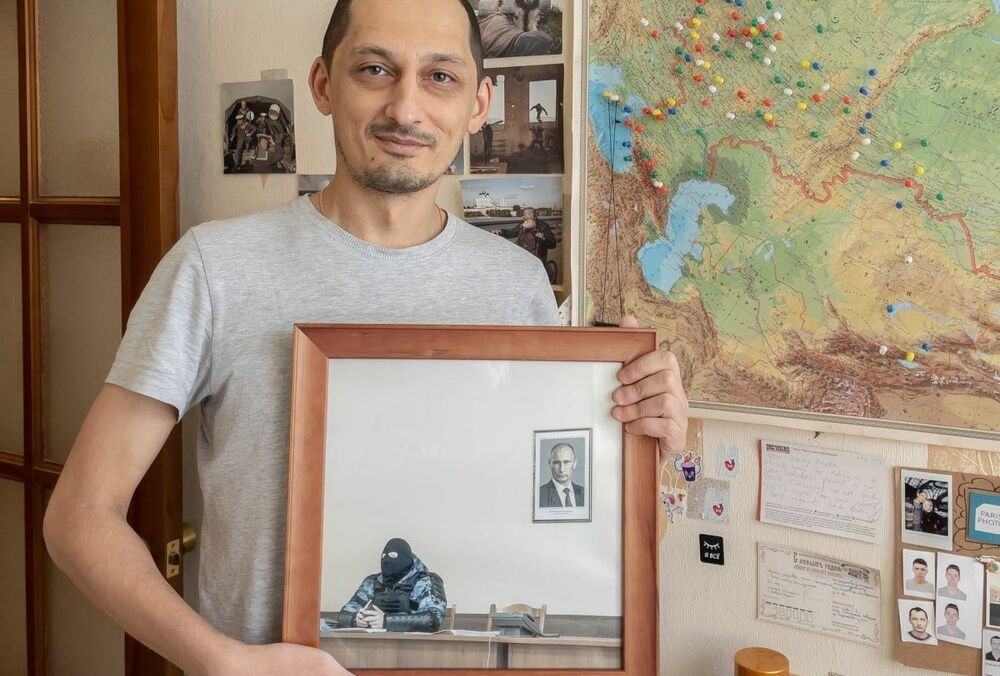 Умер фотограф, чей снимок стал символом преследования Навального в России Умер фотограф, чей снимок стал символом преследования Навального в России