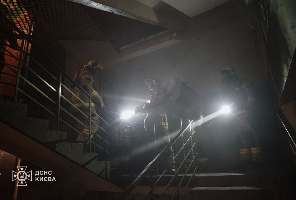 Спасатели показали последствия российской атаки на Киев: фото