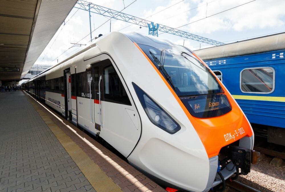 УЗ повідомляє про затримку поїздів через російську атаку