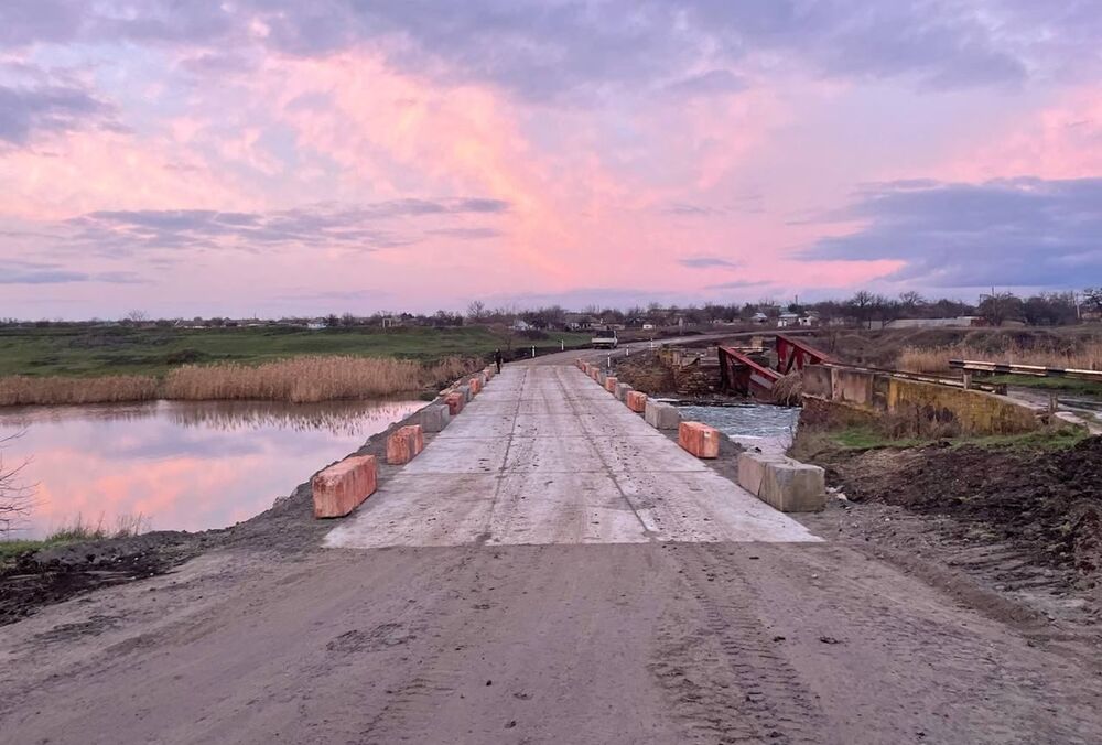 В Херсонской области на месте взорванного моста открыли новую переправу
