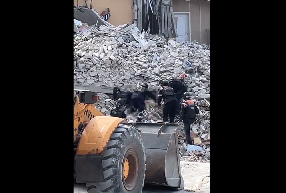 З-під завалів у Кривому Розі дістали тіло жінки: відео