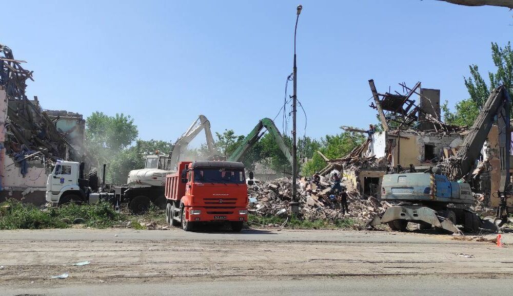 У Маріуполі з-під завалів будинку, який обстріляли заради сюжету росЗМІ, дістали шість тіл