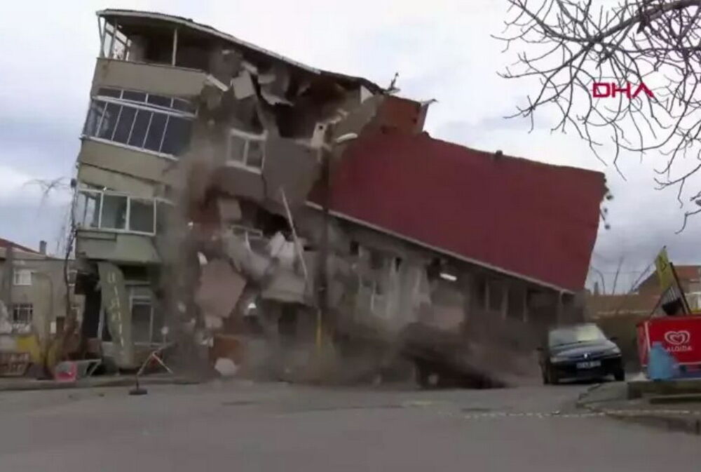 В Стамбуле рухнул жилой дом: фото