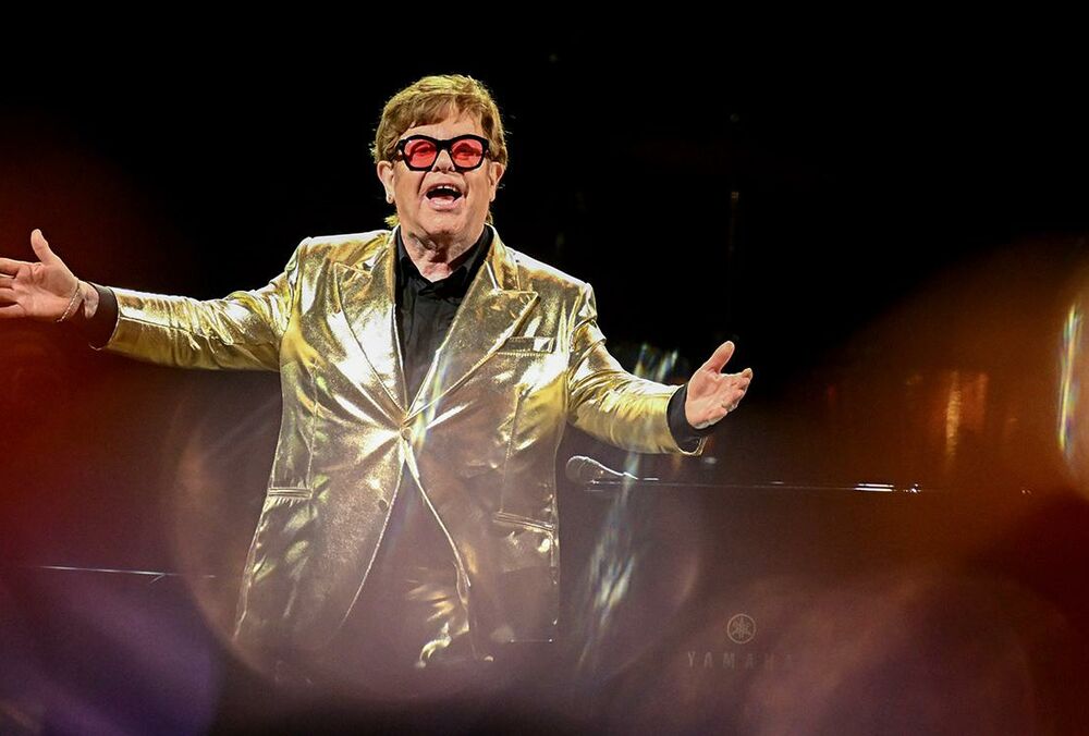 Элтон Джон попал в больницу после падения 