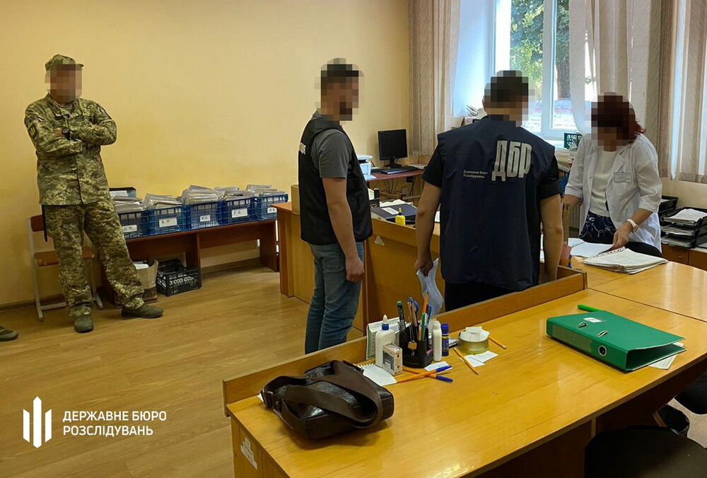 По всій Україні проходять обшуки у військкоматах та ВЛК