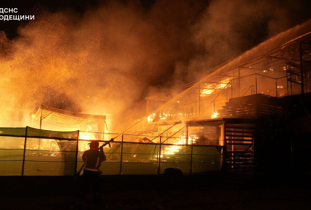 В Одесі повністю згорів популярний клуб на узбережжі: кадри