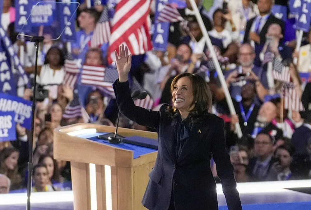 Камала Харріс випереджає Трампа у ключових штатах