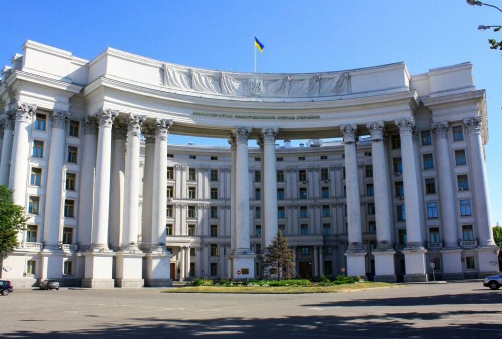 Дипломатические учреждения Украины начали массово ”минировать”