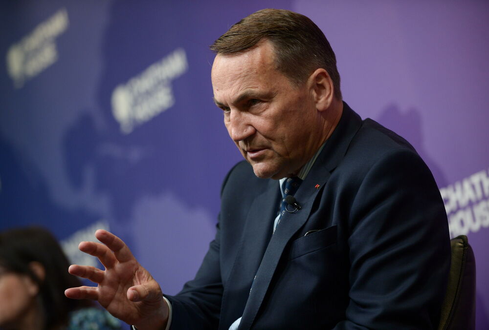 Сикорский призывает разрешить Украине атаковать российские военные аэродромы