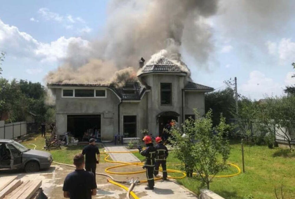 Літак впав на дах будинку на Прикарпатті: що відомо про загиблих