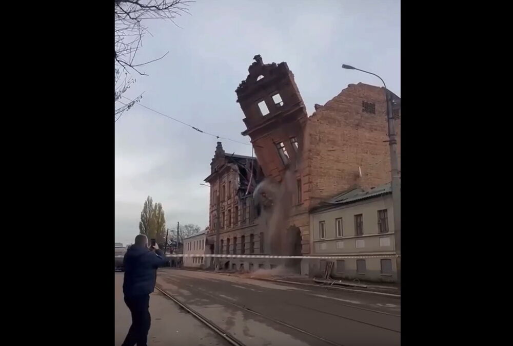 В Харькове снесли часть колледжа, пострадавшего от атаки - зданию было около 100 лет (видео) В Харькове снесли часть колледжа, пострадавшего от атаки - зданию было около 100 лет (видео)