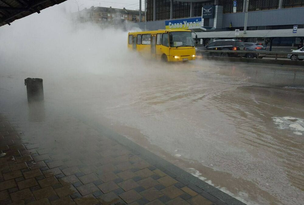 У центрі Києва прорвало теплотрасу