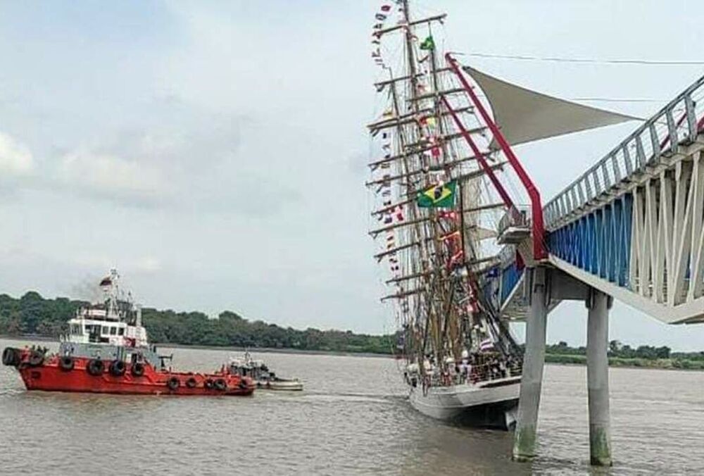 В Эквадоре военный парусник протаранил мост